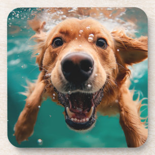 Glücklicher Golden Retriever Schwimmt Unterwasser Getränkeuntersetzer