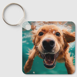 Glücklicher Golden Retriever Schwimmt Unterwasser Schlüsselanhänger