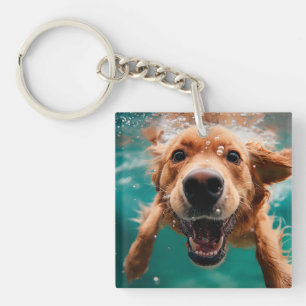 Glücklicher Golden Retriever Schwimmt Unterwasser Schlüsselanhänger