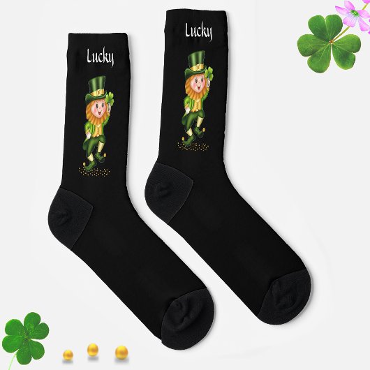 Glücklicher grüner Gnom auf schwarzen Socken