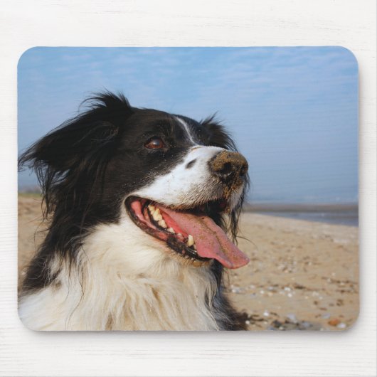 Glücklicher Hund am Strand Mousepad (Vorne)