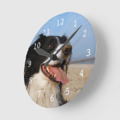 Glücklicher Hund am Strand Runde Wanduhr (Winkel)