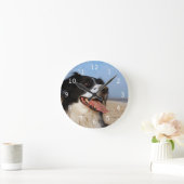 Glücklicher Hund am Strand Runde Wanduhr (Zuhause)