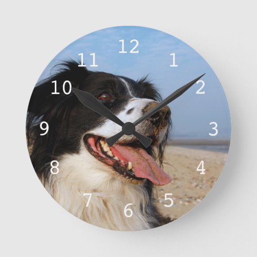 Glücklicher Hund am Strand Runde Wanduhr (Vorderseite)
