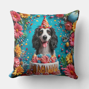 Glücklicher Hund feiert Geburtstag mit farbenfrohe Kissen
