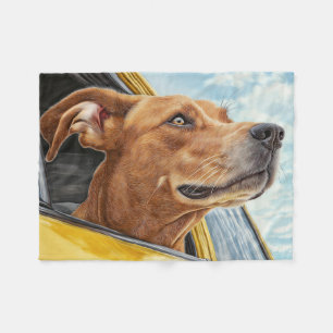 Glücklicher Hund im gelben Auto Kunstprint Fleecedecke