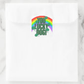 Glücklicher Hund und Regenbogen St. Patrick's Day Quadratischer Aufkleber (Tasche)