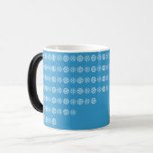 Glücklicher jüdischer PinguinYarmulke Chanukkas Verwandlungstasse (Vorderseite Links)