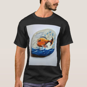 Glücklicher kleiner orangefarbener Fisch Steinmale T-Shirt