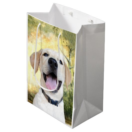 Glücklicher Labradorwelpe Mittlere Geschenktüte (Vorderseite Schrägansicht)