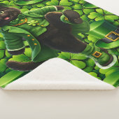 Glücklicher Leprechaun schwarze Katze St. Patrick' Sherpadecke (3/4)