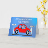 Glücklicher Mann hat gerade Drivimg Testkarte best Karte (Gelbe Blume)