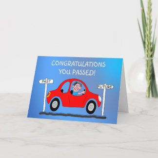 Glücklicher Mann hat gerade Drivimg Testkarte best Karte