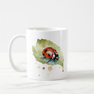 Glücklicher Marienkäfer auf Blatt Kaffeetasse