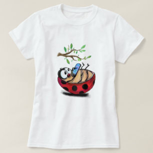 Glücklicher Marienkäfer mit lustigem T-Shirt mit T