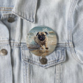 Glücklicher Mops am Strand individuell anpassbar Button (Beispiel)