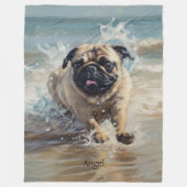 Glücklicher Mops am Strand individuell anpassbar Fleecedecke (Vorderseite)