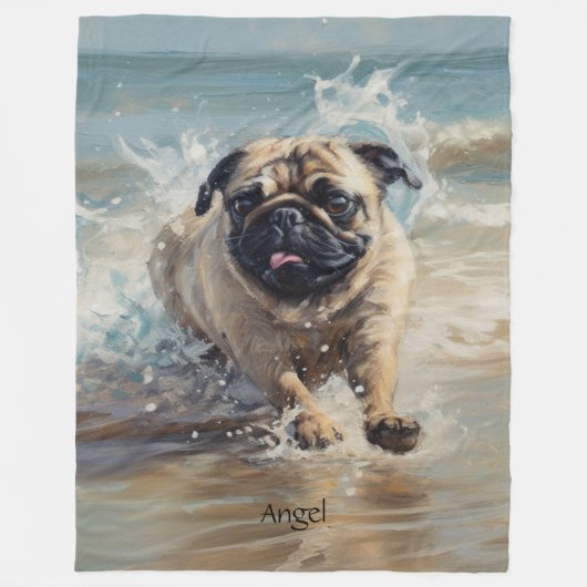 Glücklicher Mops am Strand individuell anpassbar Fleecedecke (Vorderseite)