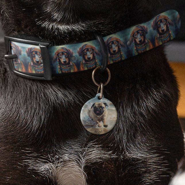 Glücklicher Mops am Strand individuell anpassbar Haustiermarke (Von Creator hochgeladen)