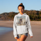 Glücklicher Mops am Strand individuell anpassbar Hoodie