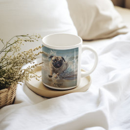 Glücklicher Mops am Strand individuell anpassbar Kaffeetasse