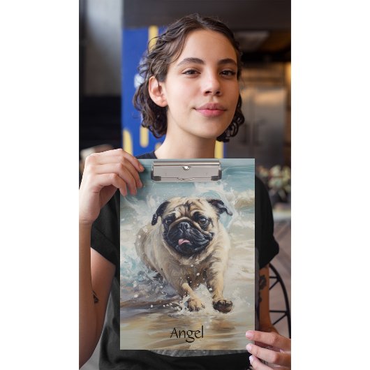 Glücklicher Mops am Strand individuell anpassbar Klemmbrett