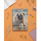 Glücklicher Mops am Strand individuell anpassbar Klemmbrett