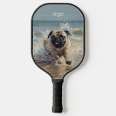 Glücklicher Mops am Strand individuell anpassbar Pickleball Schläger (Rückseite)