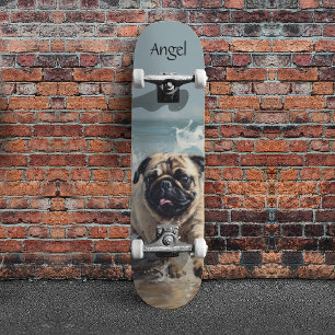 Glücklicher Mops am Strand individuell anpassbar Skateboard