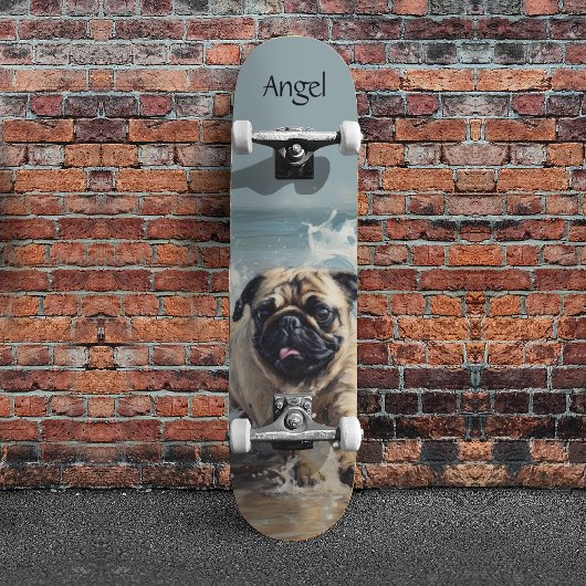 Glücklicher Mops am Strand individuell anpassbar Skateboard