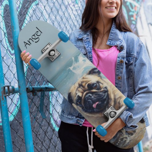 Glücklicher Mops am Strand individuell anpassbar Skateboard