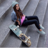 Glücklicher Mops am Strand individuell anpassbar Skateboard