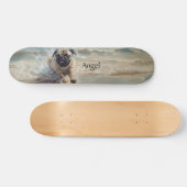 Glücklicher Mops am Strand individuell anpassbar Skateboard (Horizontal)