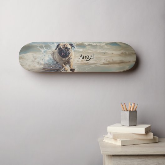 Glücklicher Mops am Strand individuell anpassbar Skateboard (Wandkunst (Horz))