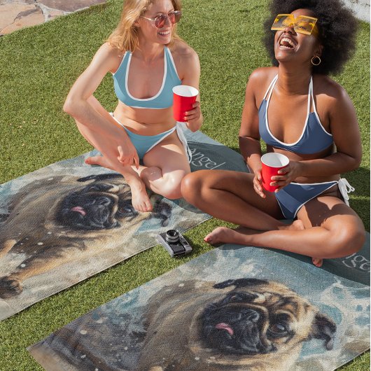 Glücklicher Mops am Strand individuell anpassbar Strandtuch