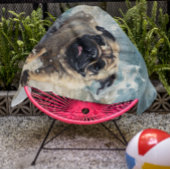 Glücklicher Mops am Strand individuell anpassbar Strandtuch