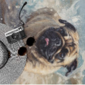 Glücklicher Mops am Strand individuell anpassbar Strandtuch