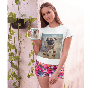 Glücklicher Mops am Strand individuell anpassbar T-Shirt