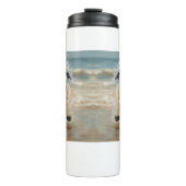 Glücklicher Mops am Strand individuell anpassbar Thermosbecher (Vorderseite)