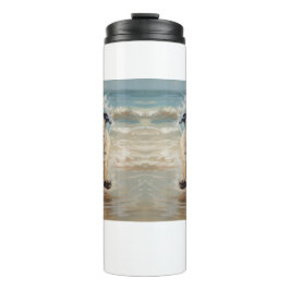 Glücklicher Mops am Strand individuell anpassbar Thermosbecher