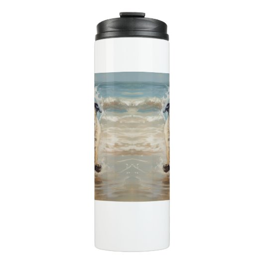 Glücklicher Mops am Strand individuell anpassbar Thermosbecher (Vorderseite)