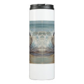 Glücklicher Mops am Strand individuell anpassbar Thermosbecher (Rückseite)