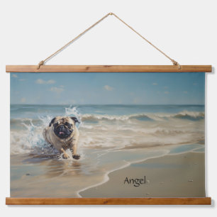 Glücklicher Mops am Strand individuell anpassbar Wandteppich Mit Holzrahmen