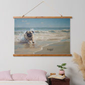 Glücklicher Mops am Strand individuell anpassbar Wandteppich Mit Holzrahmen (Schlafzimmer)