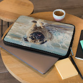 Glücklicher Mops am Strand Laptopschutzhülle