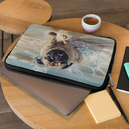 Glücklicher Mops am Strand Laptopschutzhülle