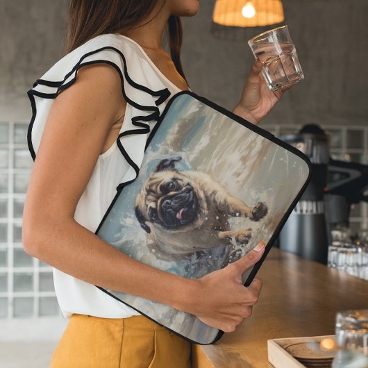 Glücklicher Mops am Strand Laptopschutzhülle