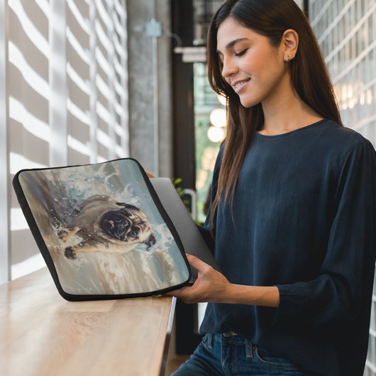 Glücklicher Mops am Strand Laptopschutzhülle