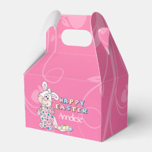 Glücklicher Osterhase in hübscher rosa Geschenkbox Geschenkschachtel