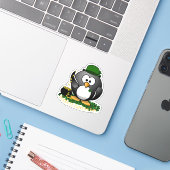 Glücklicher Pinguin St. Patrick's Day Aufkleber (Laptop mit iPhone)